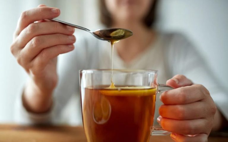 mật ong pha nước ấm có tác dụng gì