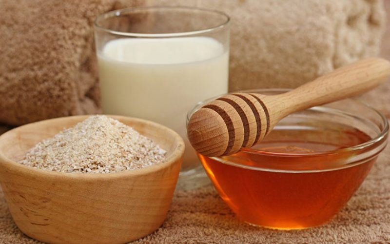 7 Cách dùng mật ong Manuka làm đẹp da tại nhà: giảm mụn, sáng da, chống lão hóa Tẩy tế bào chết dịu nhẹ: Mật ong Manuka, yến mạch và sữa tươi