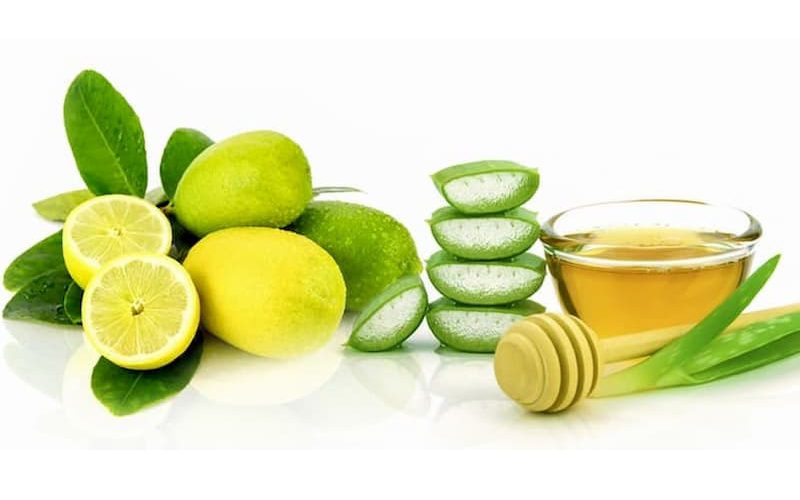 7 Cách dùng mật ong Manuka làm đẹp da tại nhà: giảm mụn, sáng da, chống lão hóa Mặt nạ dưỡng trắng: Mật ong Manuka, nước cốt chanh và nha đam