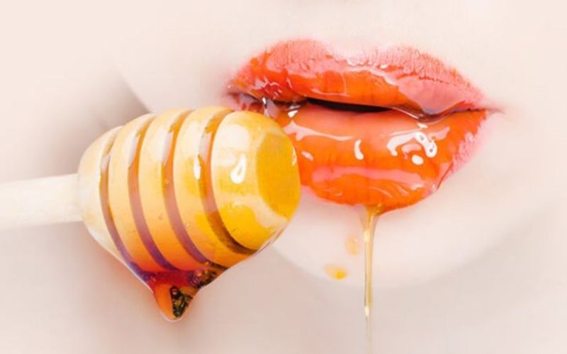 7 Cách dùng mật ong Manuka làm đẹp da tại nhà: giảm mụn, sáng da, chống lão hóa Dưỡng ẩm môi khô nứt bằng mật ong Manuka nguyên chất