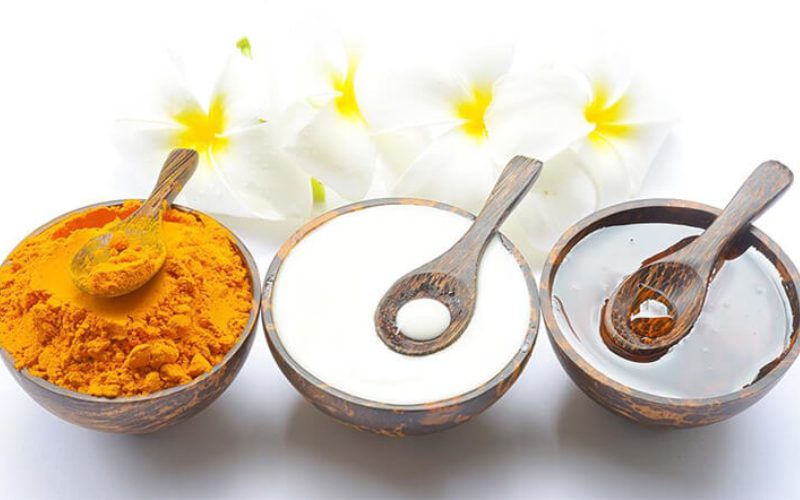 7 Cách dùng mật ong Manuka làm đẹp da tại nhà: giảm mụn, sáng da, chống lão hóa Mặt nạ làm dịu da mụn: Mật ong Manuka, nghệ và sữa chua